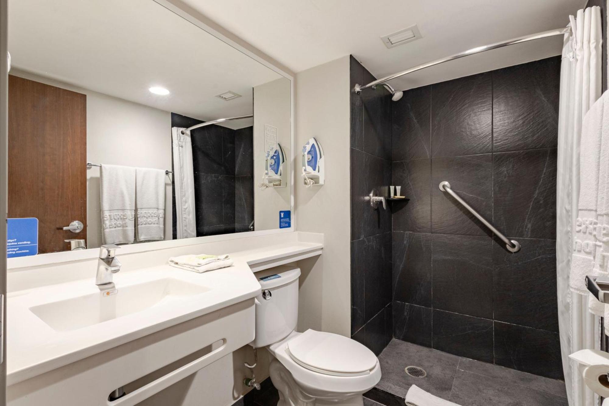ซิตี้ เอ็กซ์เพรส สนามบินกวาดาลาฮารา Hotel Las Pintas ภายนอก รูปภาพ